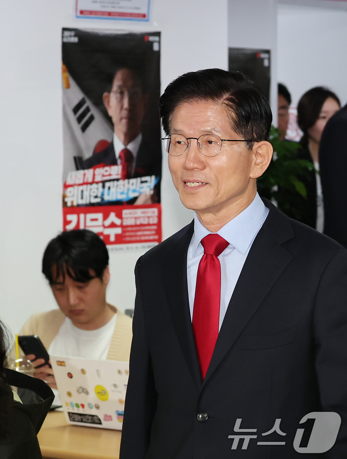 (서울=뉴스1) 장수영 기자 = 국민의힘으로부터 대통령선거 후보 자격이 취소된 김문수 후보가 10일 오전 서울 여의도에 마련된 대선 캠프 사무실에서 긴급기자회견을 하기 위해 입장하 …