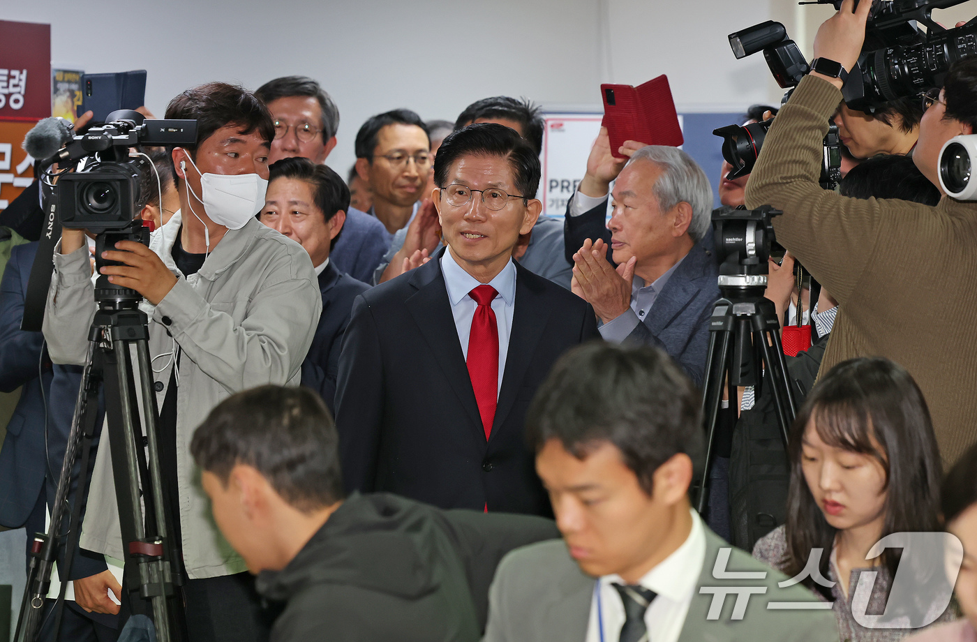 (서울=뉴스1) 장수영 기자 = 국민의힘으로부터 대통령선거 후보 자격이 취소된 김문수 후보가 10일 오전 서울 여의도에 마련된 대선 캠프 사무실에서 긴급기자회견을 하기 위해 입장하 …