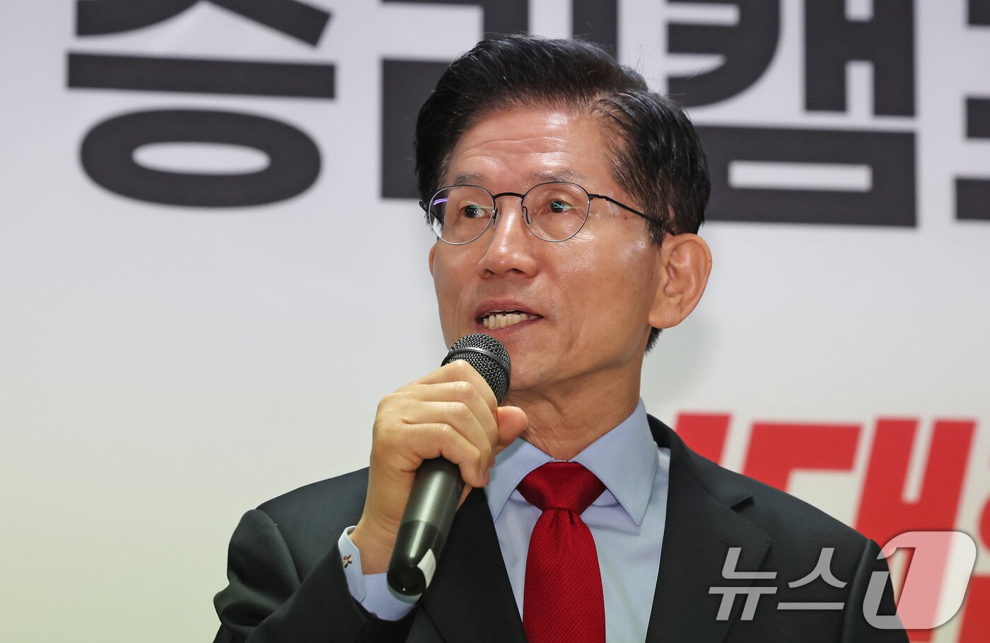 본문 이미지 - 국민의힘으로부터 대통령선거 후보 자격이 취소된 김문수 후보가 10일 오전 서울 여의도에 마련된 대선 캠프 사무실에서 긴급기자회견을 하고 있다. 2025.5.10/뉴스1 ⓒ News1 장수영 기자