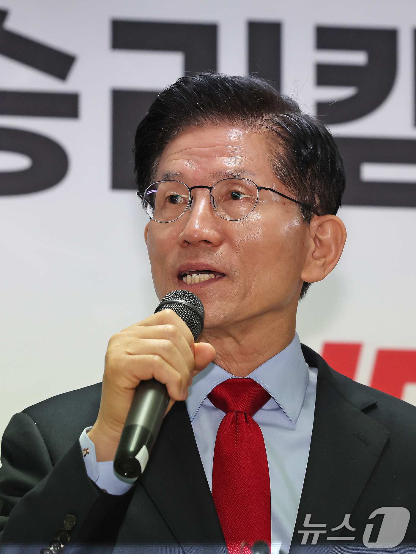 (서울=뉴스1) 장수영 기자 = 국민의힘으로부터 대통령선거 후보 자격이 취소된 김문수 후보가 10일 오전 서울 여의도에 마련된 대선 캠프 사무실에서 긴급기자회견을 하고 있다. 20 …