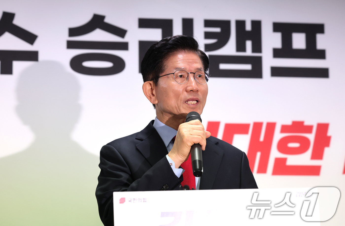 (서울=뉴스1) 장수영 기자 = 국민의힘으로부터 대통령선거 후보 자격이 취소된 김문수 후보가 10일 오전 서울 여의도에 마련된 대선 캠프 사무실에서 긴급기자회견을 하고 있다. 20 …