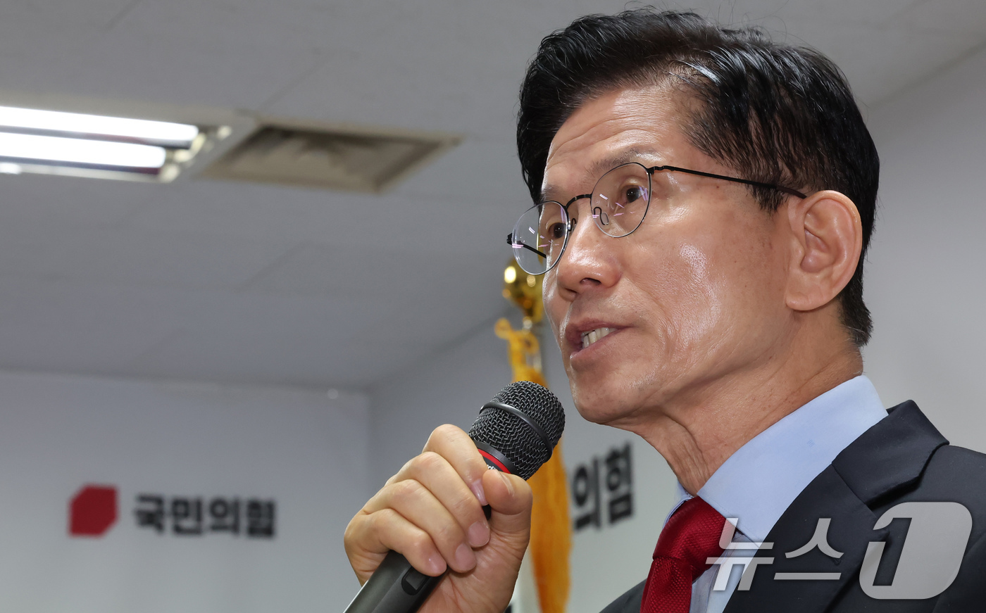 (서울=뉴스1) 장수영 기자 = 국민의힘으로부터 대통령선거 후보 자격이 취소된 김문수 후보가 10일 오전 서울 여의도에 마련된 대선 캠프 사무실에서 긴급기자회견을 하고 있다. 20 …