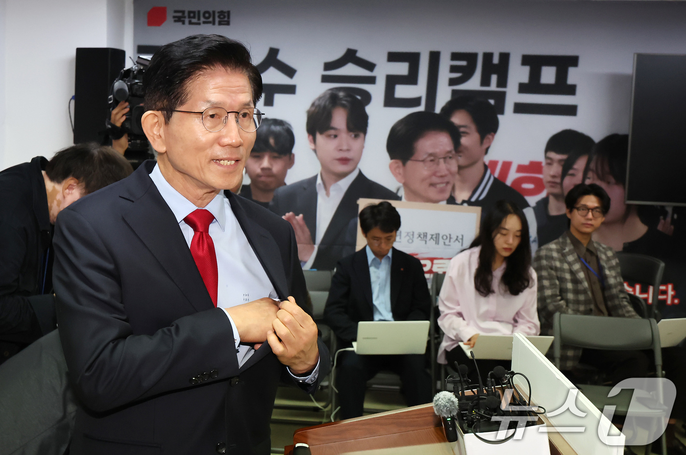 (서울=뉴스1) 장수영 기자 = 국민의힘으로부터 대통령선거 후보 자격이 취소된 김문수 후보가 10일 오전 서울 여의도에 마련된 대선 캠프 사무실에서 긴급기자회견을 하기 위해 단상에 …