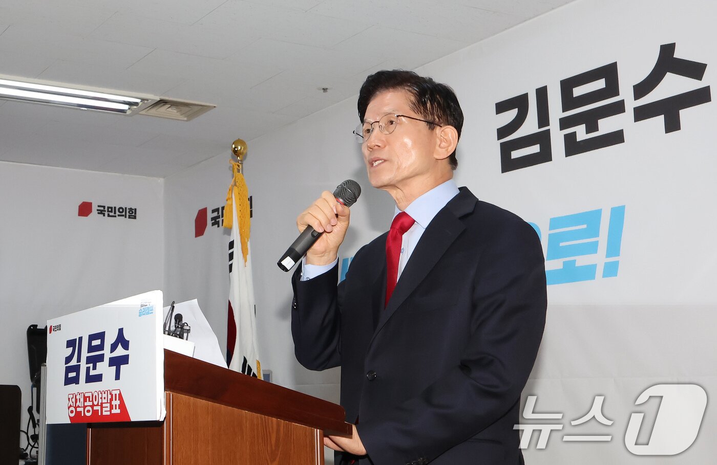 본문 이미지 - 국민의힘으로부터 대통령선거 후보 자격이 취소된 김문수 후보가 10일 오전 서울 여의도에 마련된 대선 캠프 사무실에서 긴급기자회견을 하고 있다. 2025.5.10/뉴스1 ⓒ News1 장수영 기자