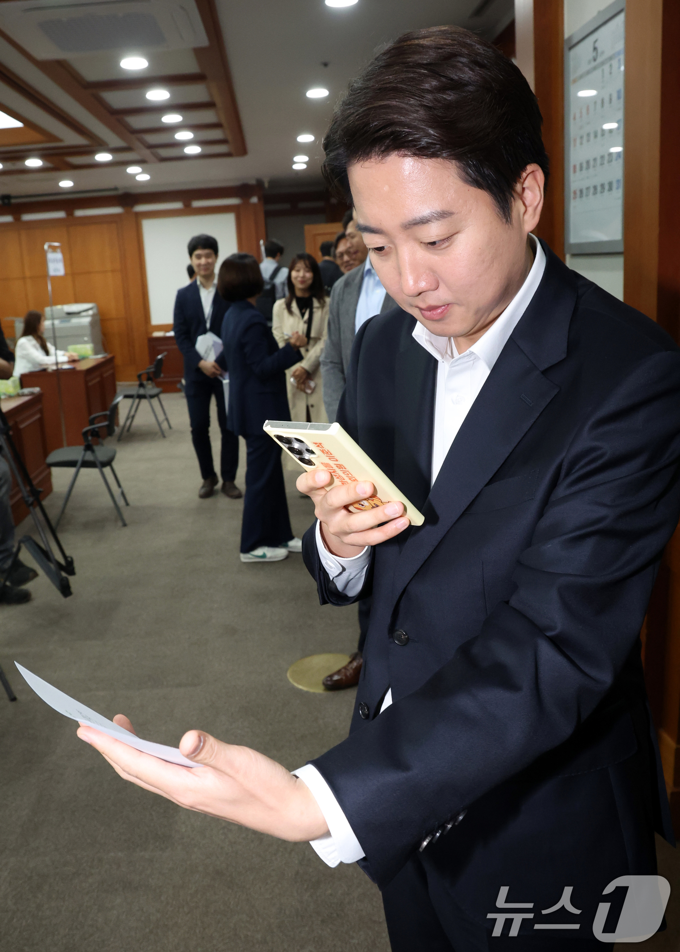 (과천=뉴스1) 김명섭 기자 = 이준석 제21대 대통령 선거 개혁신당 후보가 10일 오전 경기도 과천시 중앙선거관리위원회에서 후보자 등록을 마치고 접수증을 촬영하고 있다. 2025 …