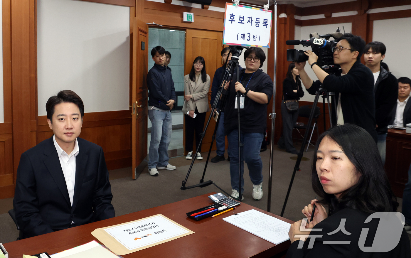 (과천=뉴스1) 김명섭 기자 = 이준석 제21대 대통령 선거 개혁신당 후보가 10일 오전 경기도 과천시 중앙선거관리위원회에서 후보자 등록을 하고 있다. 2025.5.10/뉴스1