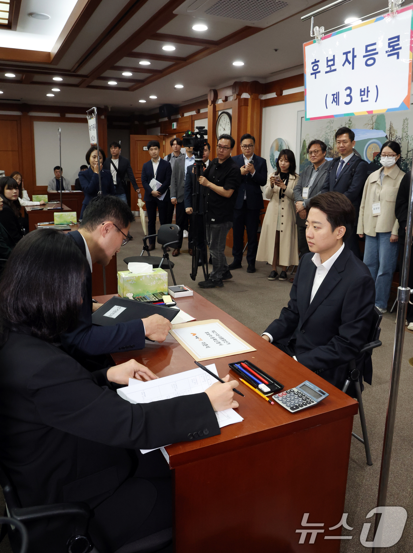 (과천=뉴스1) 김명섭 기자 = 이준석 제21대 대통령 선거 개혁신당 후보가 10일 오전 경기도 과천시 중앙선거관리위원회에서 후보자 등록을 하고 있다. 2025.5.10/뉴스1