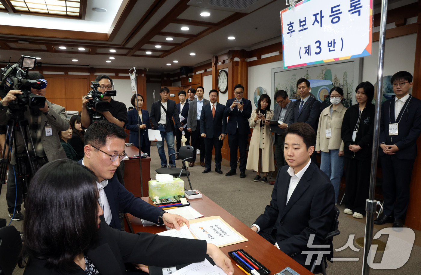 (과천=뉴스1) 김명섭 기자 = 이준석 제21대 대통령 선거 개혁신당 후보가 10일 오전 경기도 과천시 중앙선거관리위원회에서 후보자 등록을 하고 있다. 2025.5.10/뉴스1