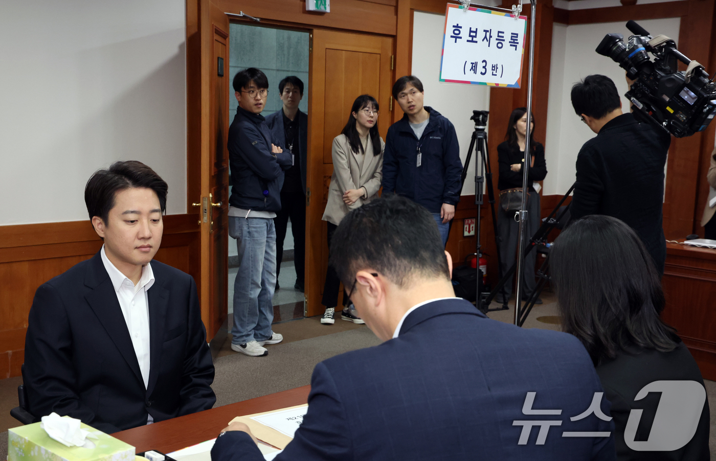 (과천=뉴스1) 김명섭 기자 = 이준석 제21대 대통령 선거 개혁신당 후보가 10일 오전 경기도 과천시 중앙선거관리위원회에서 후보자 등록을 하고 있다. 2025.5.10/뉴스1