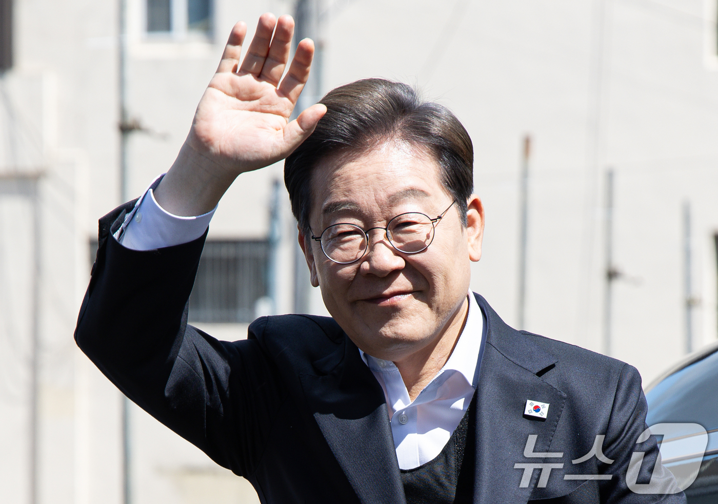 (창녕=뉴스1) 이재명 기자 = 경청투어에 나선 이재명 더불어민주당 대통령 후보가 10일 오전 경남 창녕군 창녕읍 창녕정기시장에 도착한 후 시민들을 향해 인사하고 있다. 2025. …