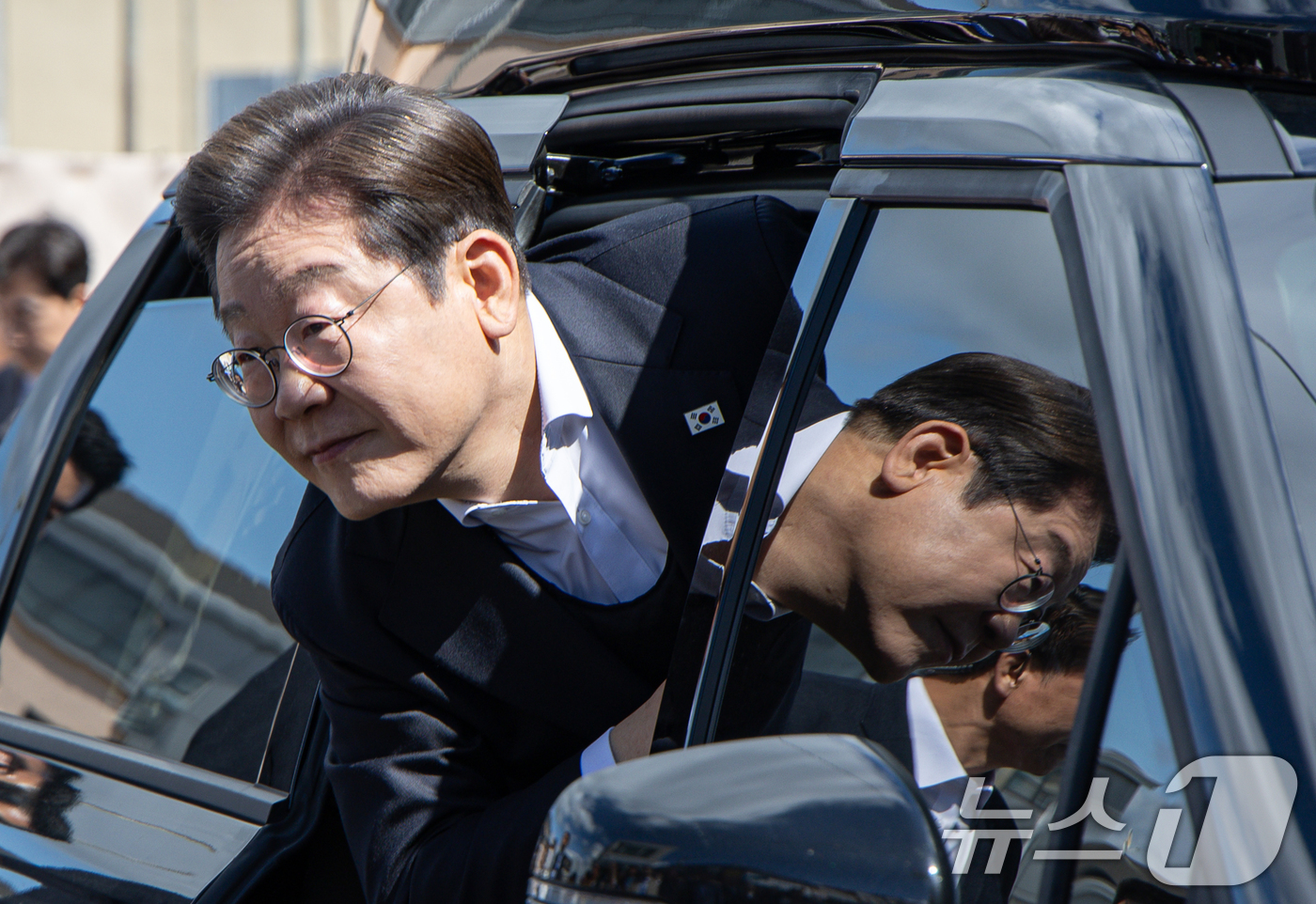 (창녕=뉴스1) 이재명 기자 = 경청투어에 나선 이재명 더불어민주당 대통령 후보가 10일 오전 경남 창녕군 창녕읍 창녕정기시장에 도착하고 있다. 2025.5.10/뉴스1