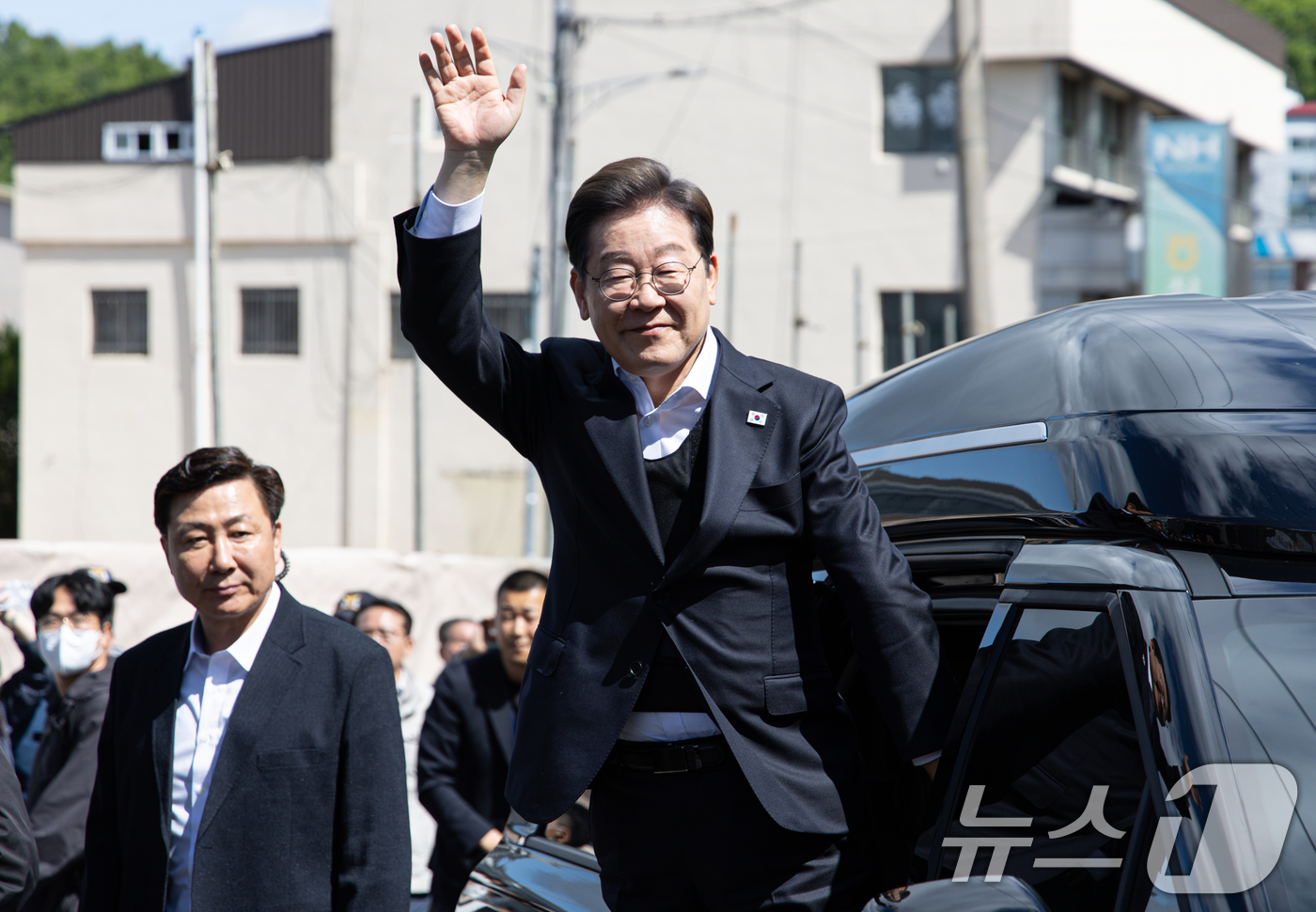 (창녕=뉴스1) 이재명 기자 = 경청투어에 나선 이재명 더불어민주당 대통령 후보가 10일 오전 경남 창녕군 창녕읍 창녕정기시장에 도착한 후 시민들을 향해 인사하고 있다. 2025. …