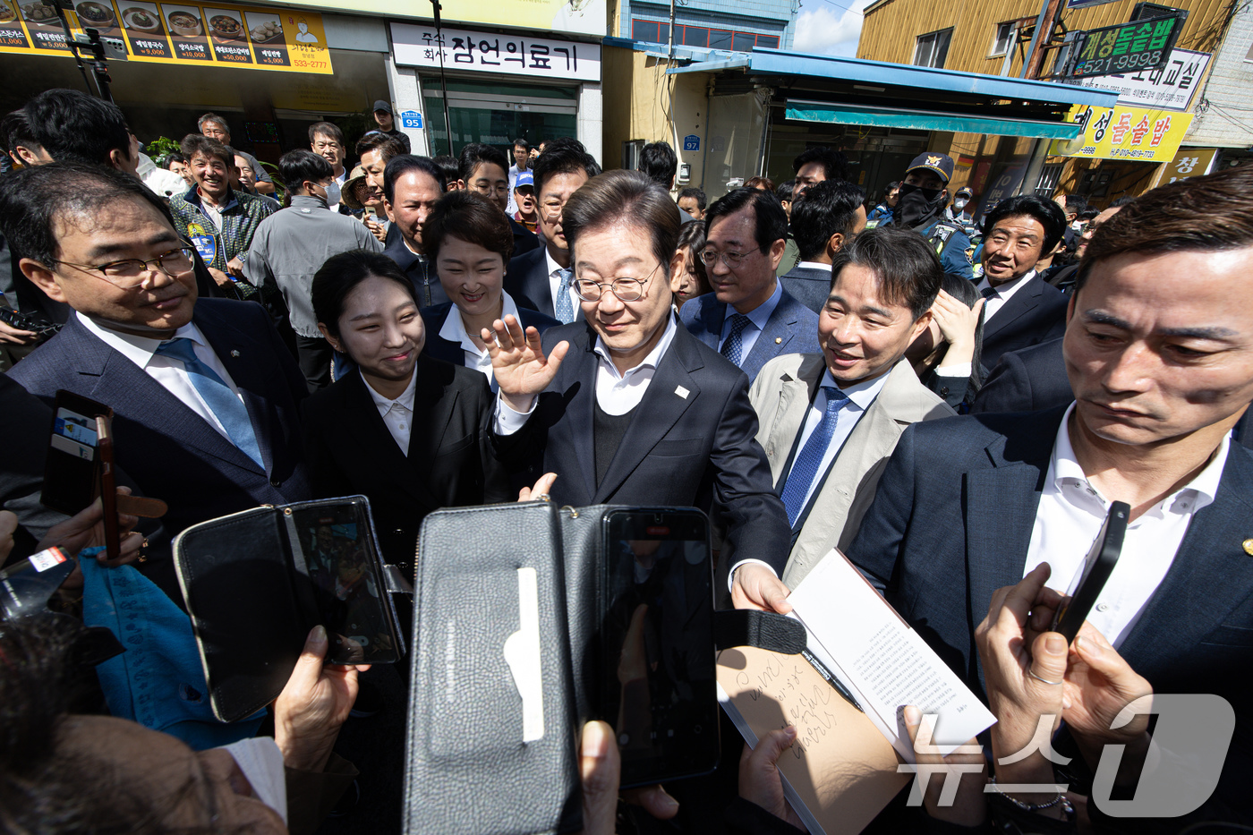 (창녕=뉴스1) 이재명 기자 = 경청투어에 나선 이재명 더불어민주당 대통령 후보가 10일 오전 경남 창녕군 창녕읍 창녕정기시장에서 시민들과 인사를 나누고 있다. 2025.5.10/ …