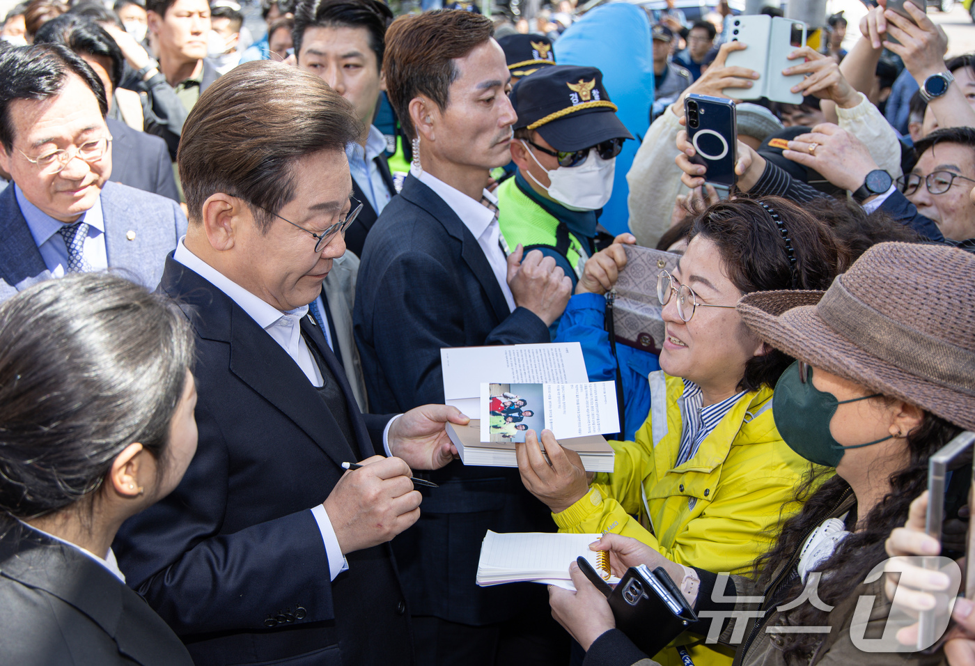 (창녕=뉴스1) 이재명 기자 = 경청투어에 나선 이재명 더불어민주당 대통령 후보가 10일 오전 경남 창녕군 창녕읍 창녕정기시장에서 시민들과 대화를 나누고 있다. 2025.5.10/ …