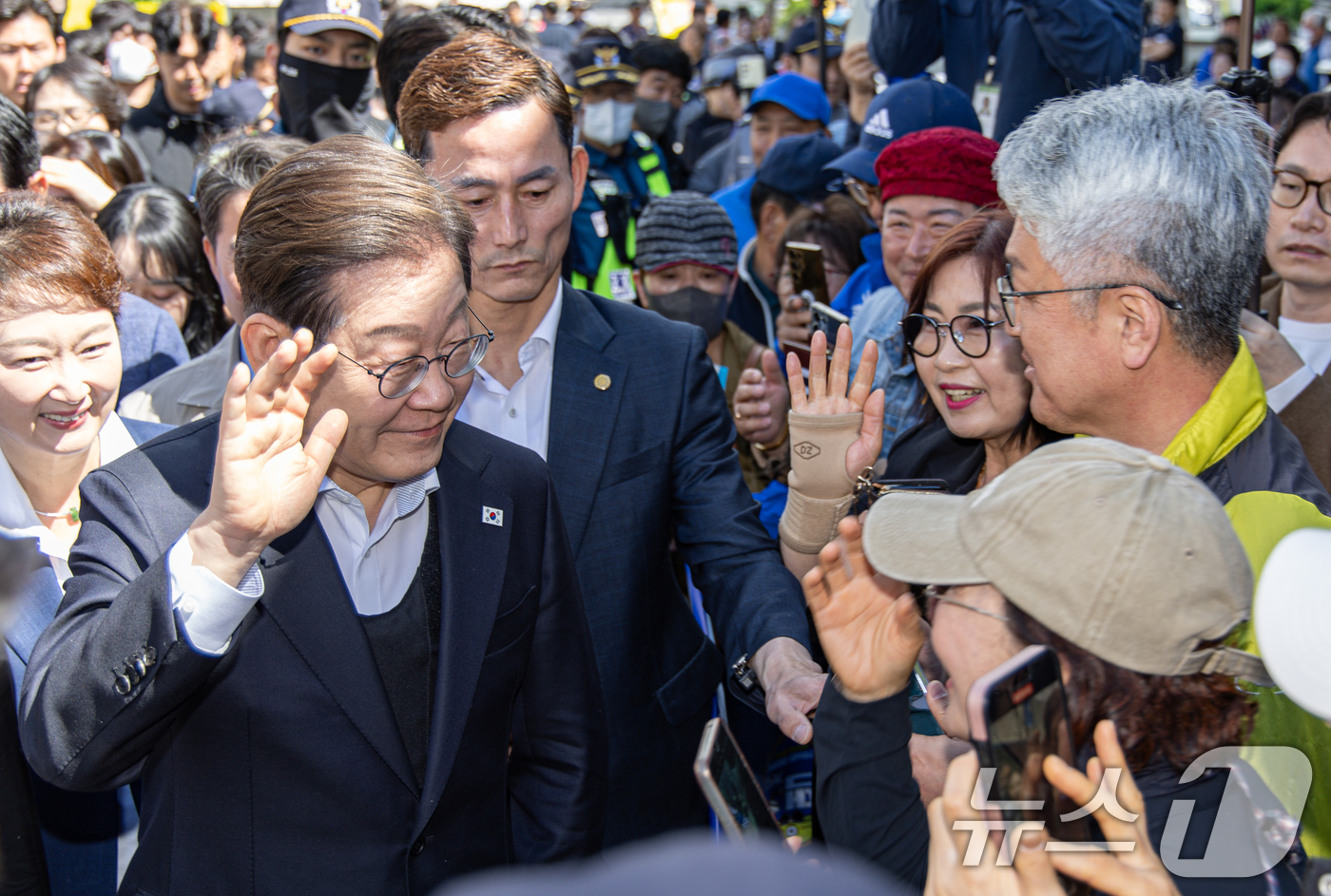 (창녕=뉴스1) 이재명 기자 = 경청투어에 나선 이재명 더불어민주당 대통령 후보가 10일 오전 경남 창녕군 창녕읍 창녕정기시장에서 시민들에게 인사를 하고 있다. 2025.5.10/ …