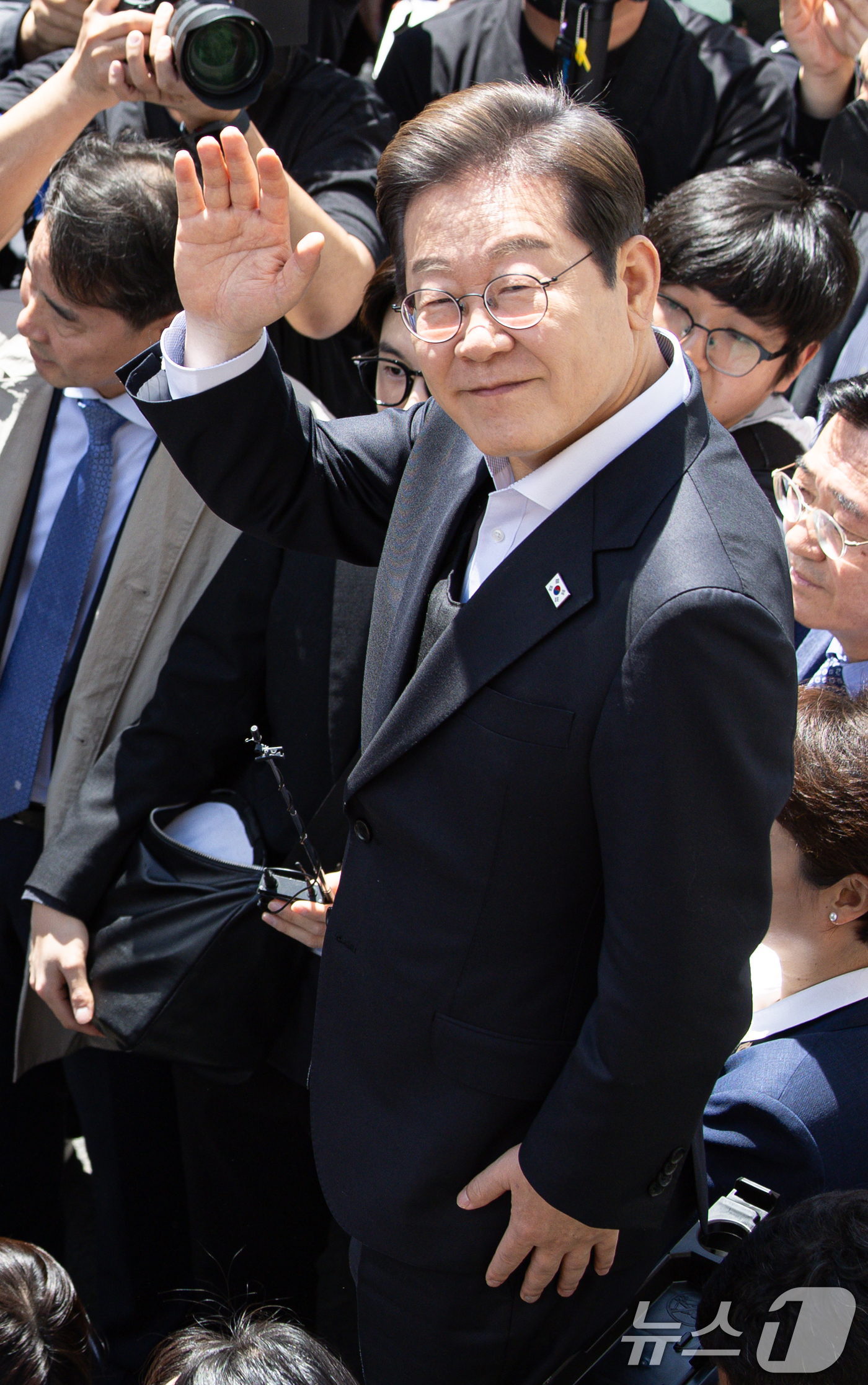 (창녕=뉴스1) 이재명 기자 = 경청투어에 나선 이재명 더불어민주당 대통령 후보가 10일 오전 경남 창녕군 창녕읍 창녕정기시장에서 연설을 하기 전 시민들에게 인사하고 있다. 202 …