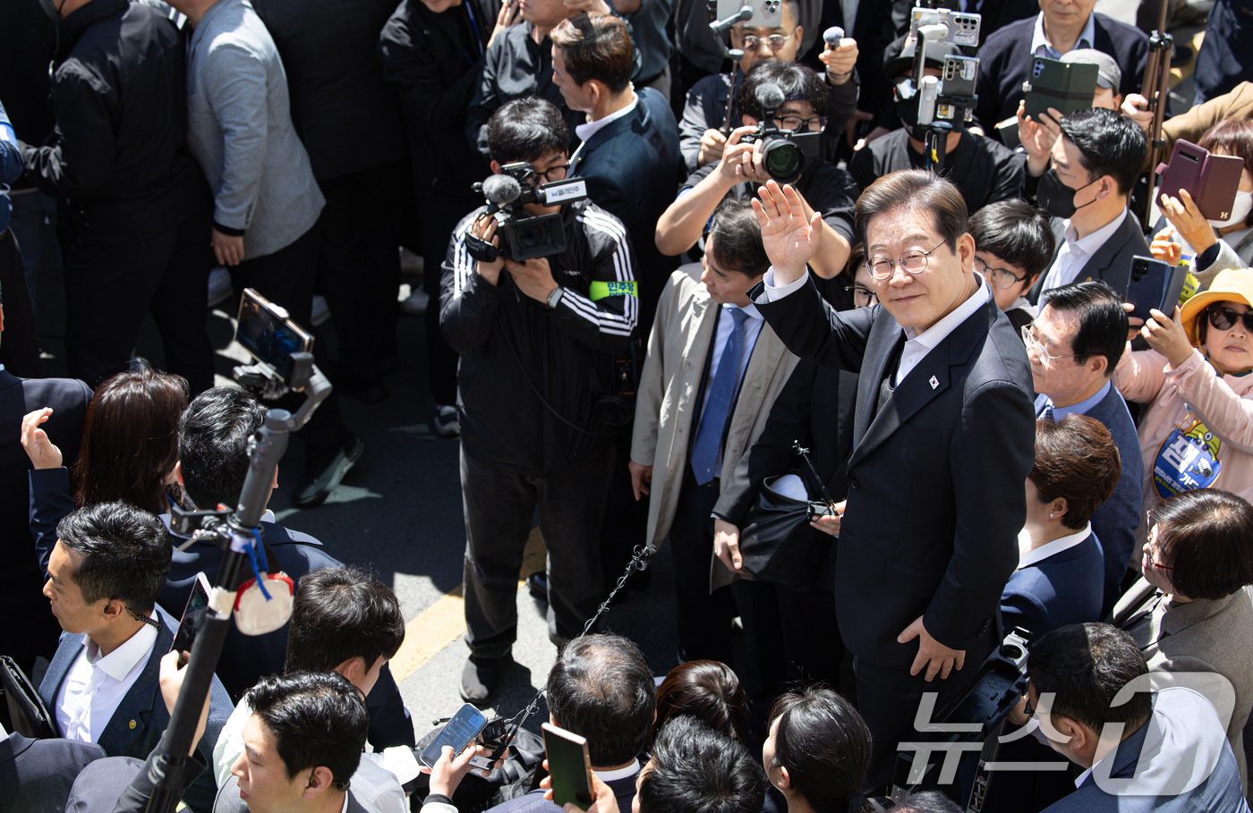 (창녕=뉴스1) 이재명 기자 = 경청투어에 나선 이재명 더불어민주당 대통령 후보가 10일 오전 경남 창녕군 창녕읍 창녕정기시장에서 연설을 하기 전 시민들에게 인사하고 있다. 202 …