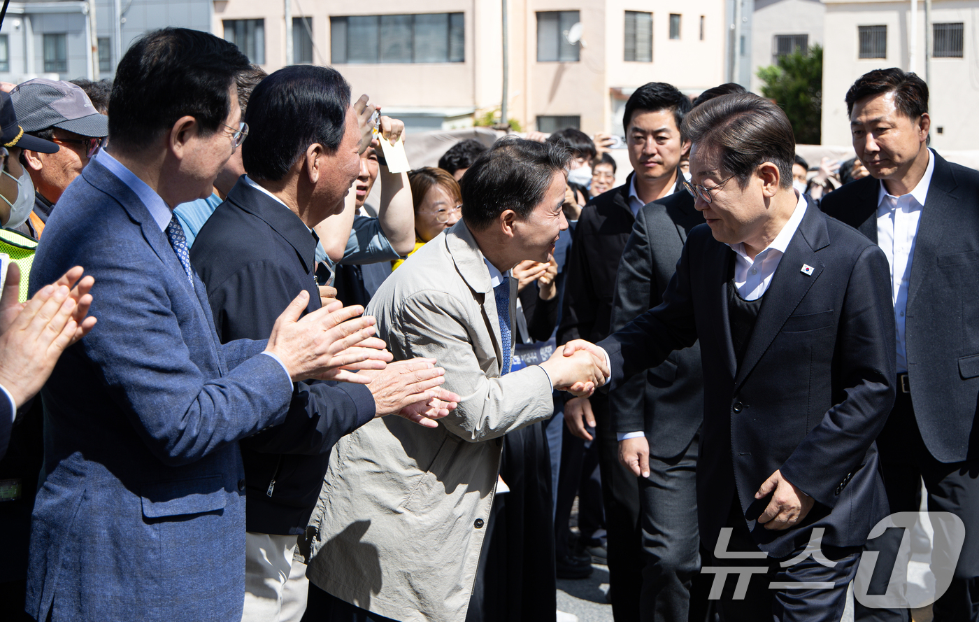 (창녕=뉴스1) 이재명 기자 = 경청투어에 나선 이재명 더불어민주당 대통령 후보가 10일 오전 경남 창녕군 창녕읍 창녕정기시장에서 관계자들과 인사를 나누고 있다. 2025.5.10 …