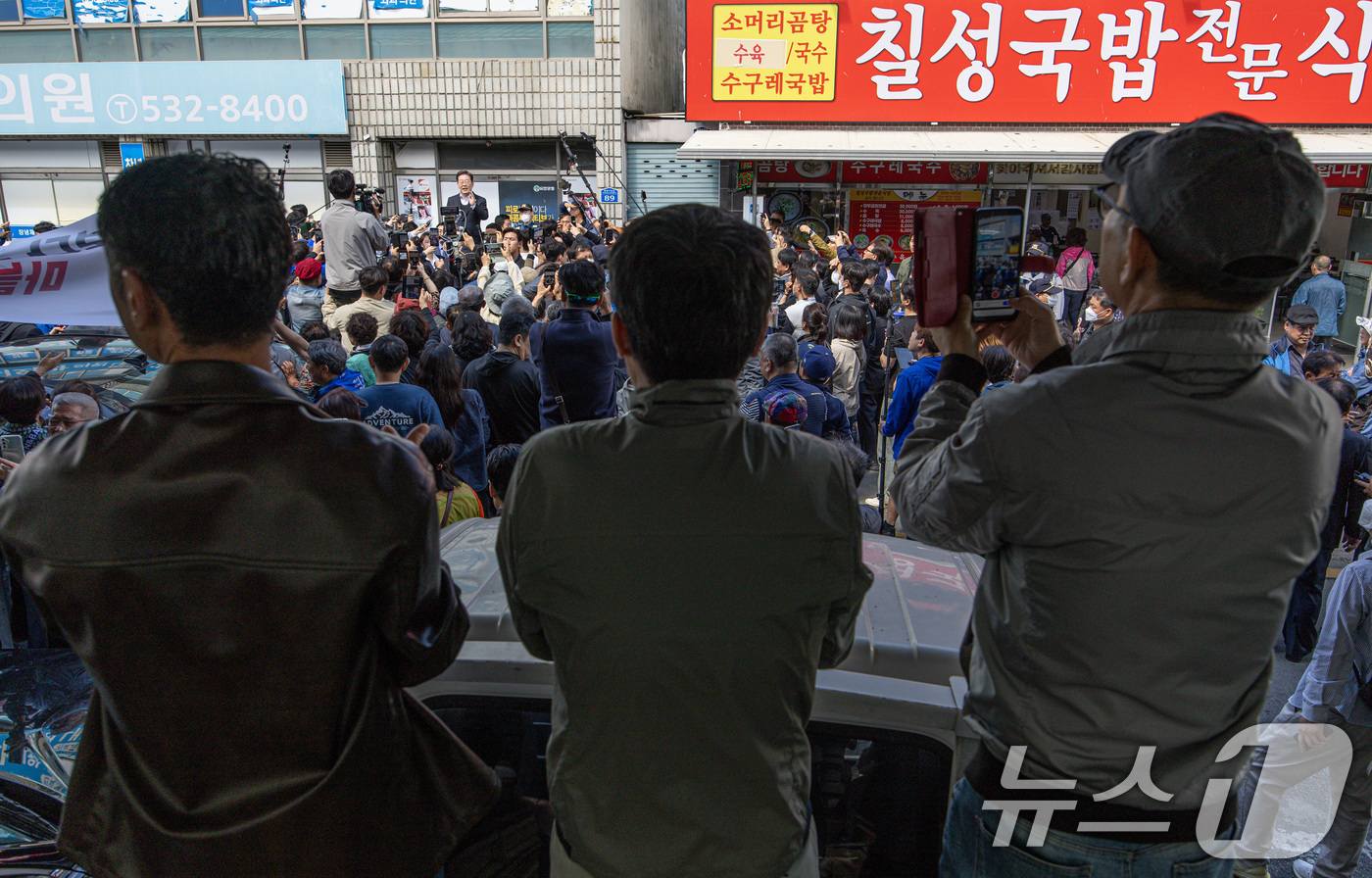 (창녕=뉴스1) 이재명 기자 = 경청투어에 나선 이재명 더불어민주당 대통령 후보가 10일 오전 경남 창녕군 창녕읍 창녕정기시장에서 연설을 하고 있다. 2025.5.10/뉴스1