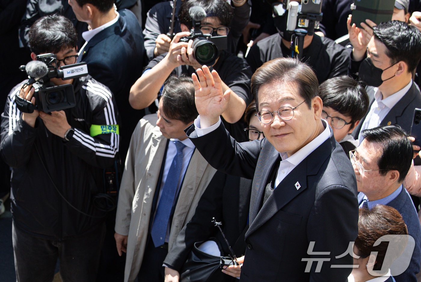 (창녕=뉴스1) 이재명 기자 = 경청투어에 나선 이재명 더불어민주당 대통령 후보가 10일 오전 경남 창녕군 창녕읍 창녕정기시장에서 연설을 하기 전 시민들에게 인사하고 있다. 202 …