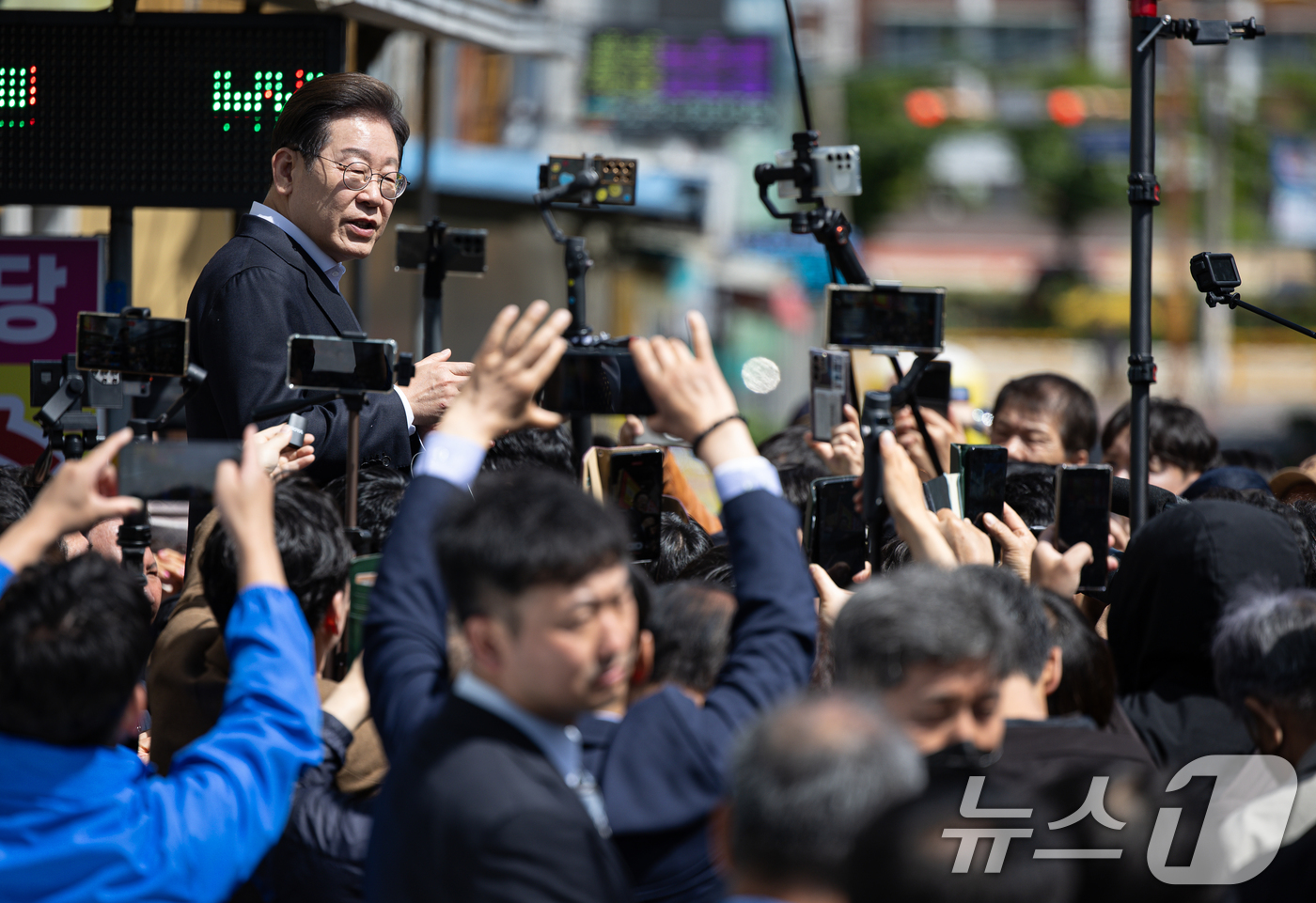 (창녕=뉴스1) 이재명 기자 = 경청투어에 나선 이재명 더불어민주당 대통령 후보가 10일 오전 경남 창녕군 창녕읍 창녕정기시장에서 연설을 하고 있다. 2025.5.10/뉴스1