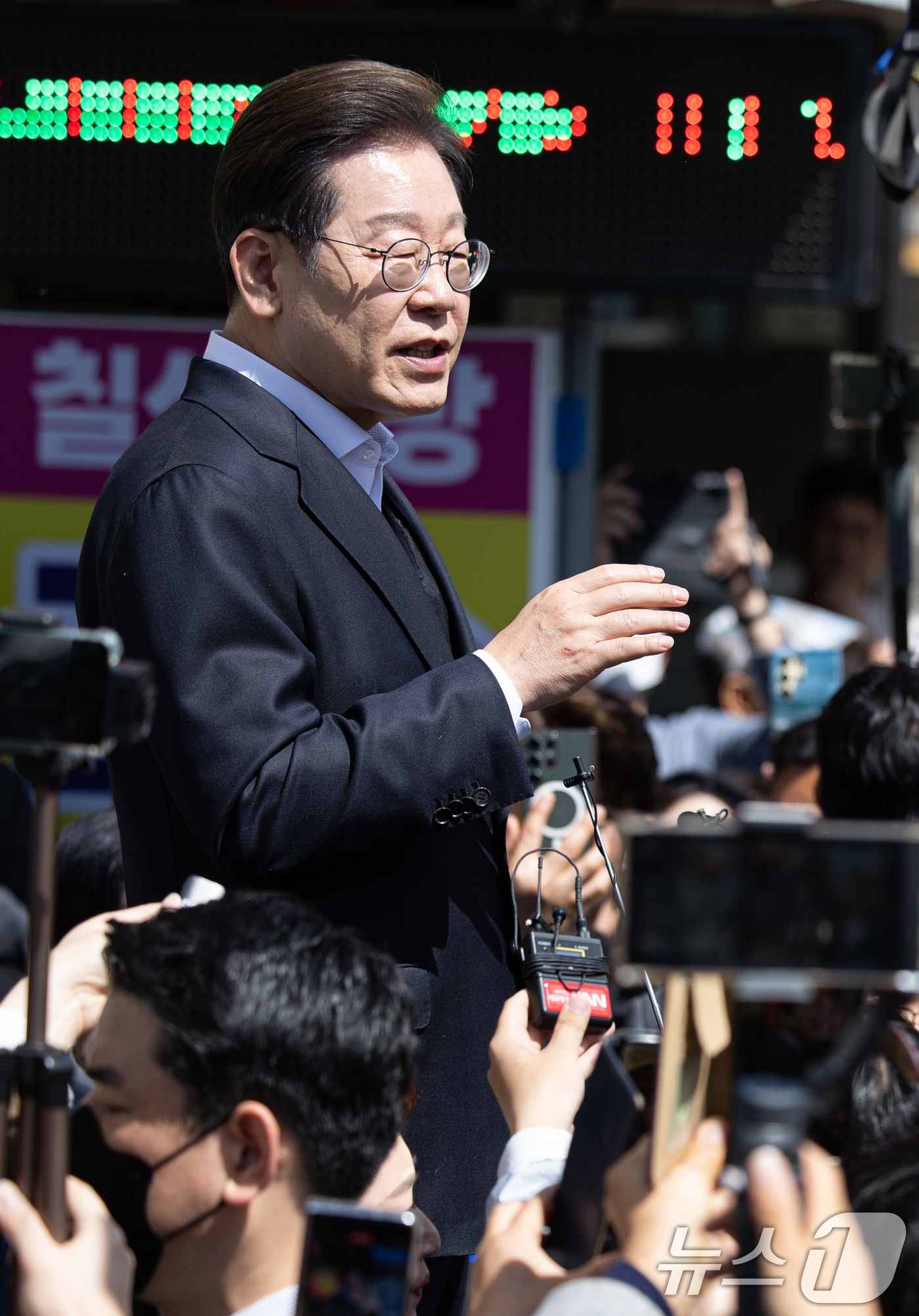 (창녕=뉴스1) 이재명 기자 = 경청투어에 나선 이재명 더불어민주당 대통령 후보가 10일 오전 경남 창녕군 창녕읍 창녕정기시장에서 연설을 하고 있다. 2025.5.10/뉴스1