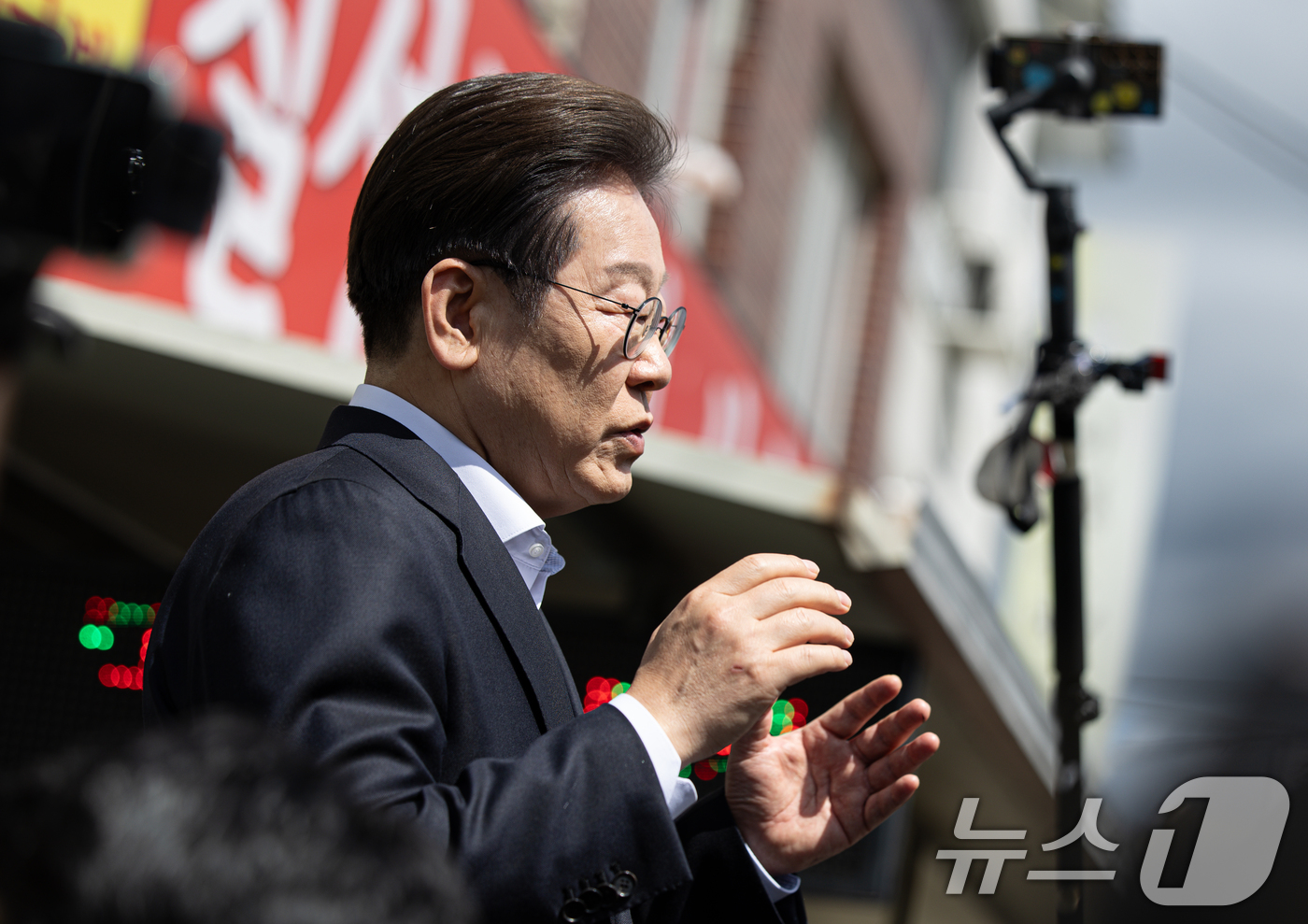 (창녕=뉴스1) 이재명 기자 = 경청투어에 나선 이재명 더불어민주당 대통령 후보가 10일 오전 경남 창녕군 창녕읍 창녕정기시장에서 연설을 하고 있다. 2025.5.10/뉴스1