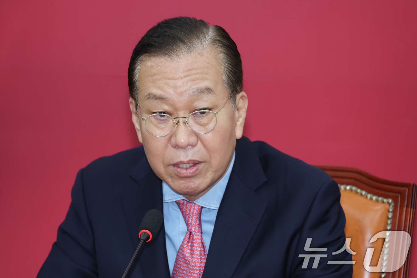 (서울=뉴스1) 안은나 기자 = 권영세 국민의힘 비상대책위원장이 10일 서울 여의도 국회에서 김문수 대통령 후보 자격 취소·한덕수 전 총리 입당 및 대선후보 등록 과정에 대해 기자 …