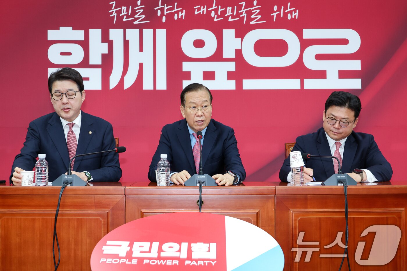 본문 이미지 - 권영세 국민의힘 비상대책위원장이 지난 5월 10일 서울 여의도 국회에서 김문수 대통령 후보 자격 취소·한덕수 전 총리 입당 및 대선후보 등록 과정에 대해 기자회견을 하고 있다. 왼쪽부터 신동욱 수석대변인, 권 비대위원장, 강명구 의원. 2025.5.10/뉴스1 ⓒ News1 안은나 기자