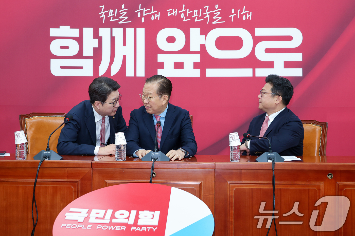 (서울=뉴스1) 안은나 기자 = 권영세 국민의힘 비상대책위원장이 10일 서울 여의도 국회에서 김문수 대통령 후보 자격 취소·한덕수 예비후보 입당 및 대선후보 등록 과정에 대해 기자 …