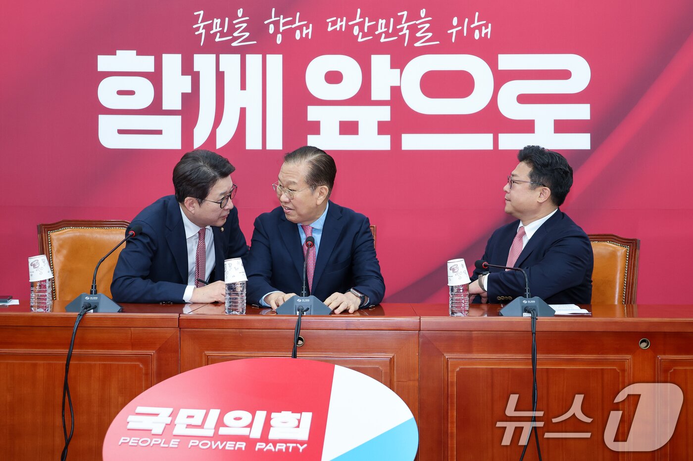 본문 이미지 - 권영세 국민의힘 비상대책위원장이 10일 서울 여의도 국회에서 김문수 대통령 후보 자격 취소·한덕수 예비후보 입당 및 대선후보 등록 과정에 대해 기자회견을 하기 앞서 신동욱 수석대변인과 대화하고 있다. 오른쪽은 강명구 비서실장. 2025.5.10/뉴스1 ⓒ News1 안은나 기자