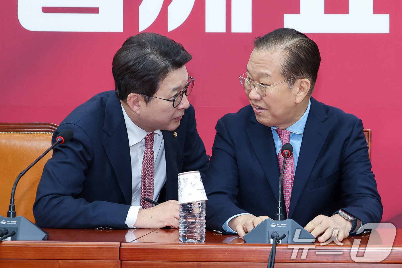 본문 이미지 - 권영세 국민의힘 비상대책위원장이 10일 서울 여의도 국회에서 김문수 대통령 후보 자격 취소·한덕수 예비후보 입당 및 대선후보 등록 과정에 대해 기자회견을 하기 앞서 신동욱 수석대변인과 대화하고 있다. 2025.5.10/뉴스1 ⓒ News1 안은나 기자