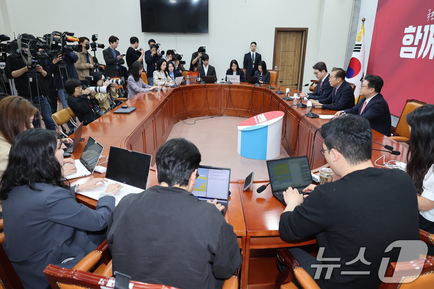 본문 이미지 - 권영세 국민의힘 비상대책위원장이 10일 서울 여의도 국회에서 김문수 대통령 후보 자격 취소·한덕수 예비후보 입당 및 대선후보 등록 과정에 대해 기자회견을 하고 있다. 2025.5.10/뉴스1 ⓒ News1 안은나 기자