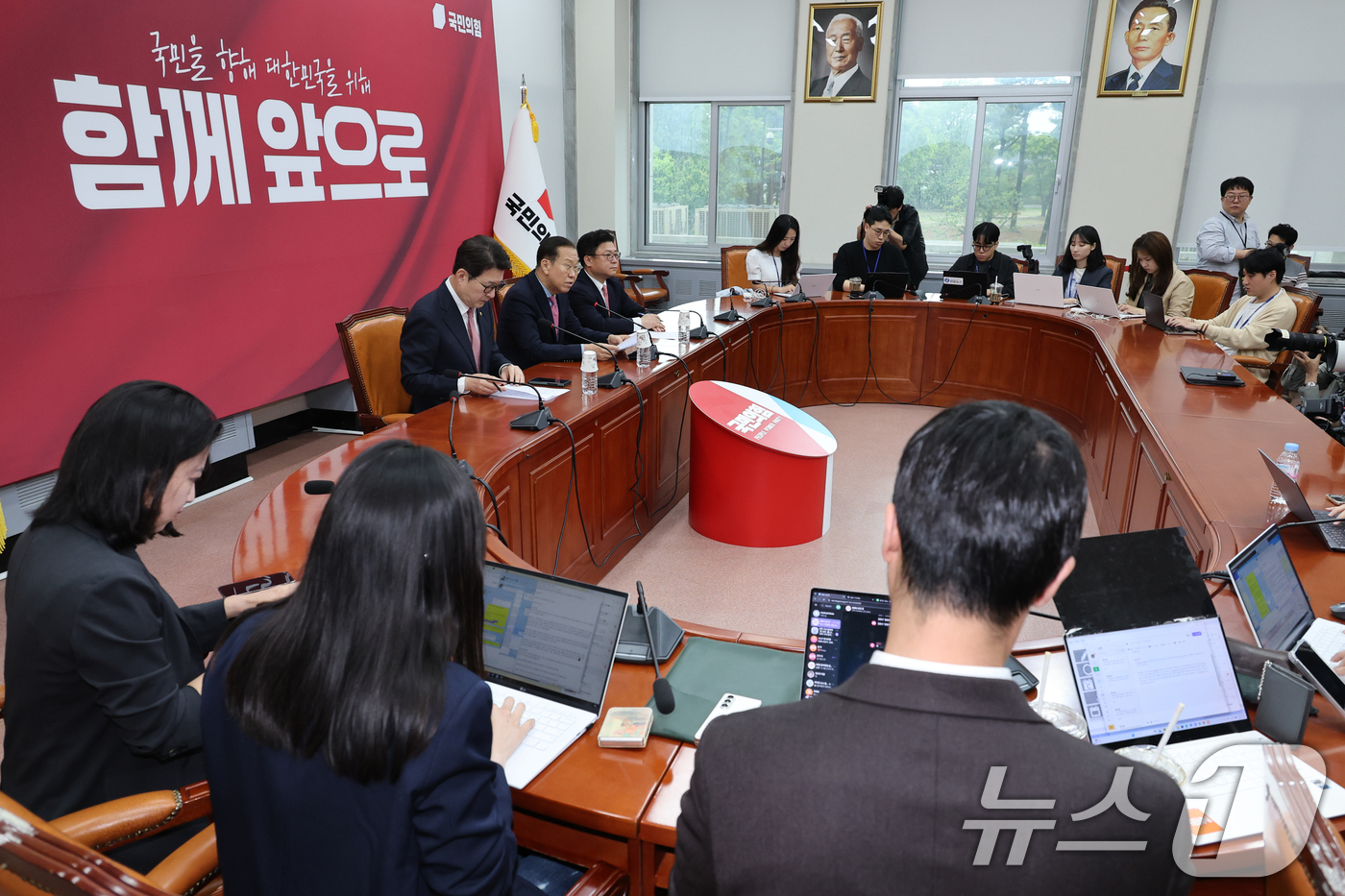 (서울=뉴스1) 안은나 기자 = 권영세 국민의힘 비상대책위원장이 10일 서울 여의도 국회에서 김문수 대통령 후보 자격 취소·한덕수 예비후보 입당 및 대선후보 등록 과정에 대해 기자 …