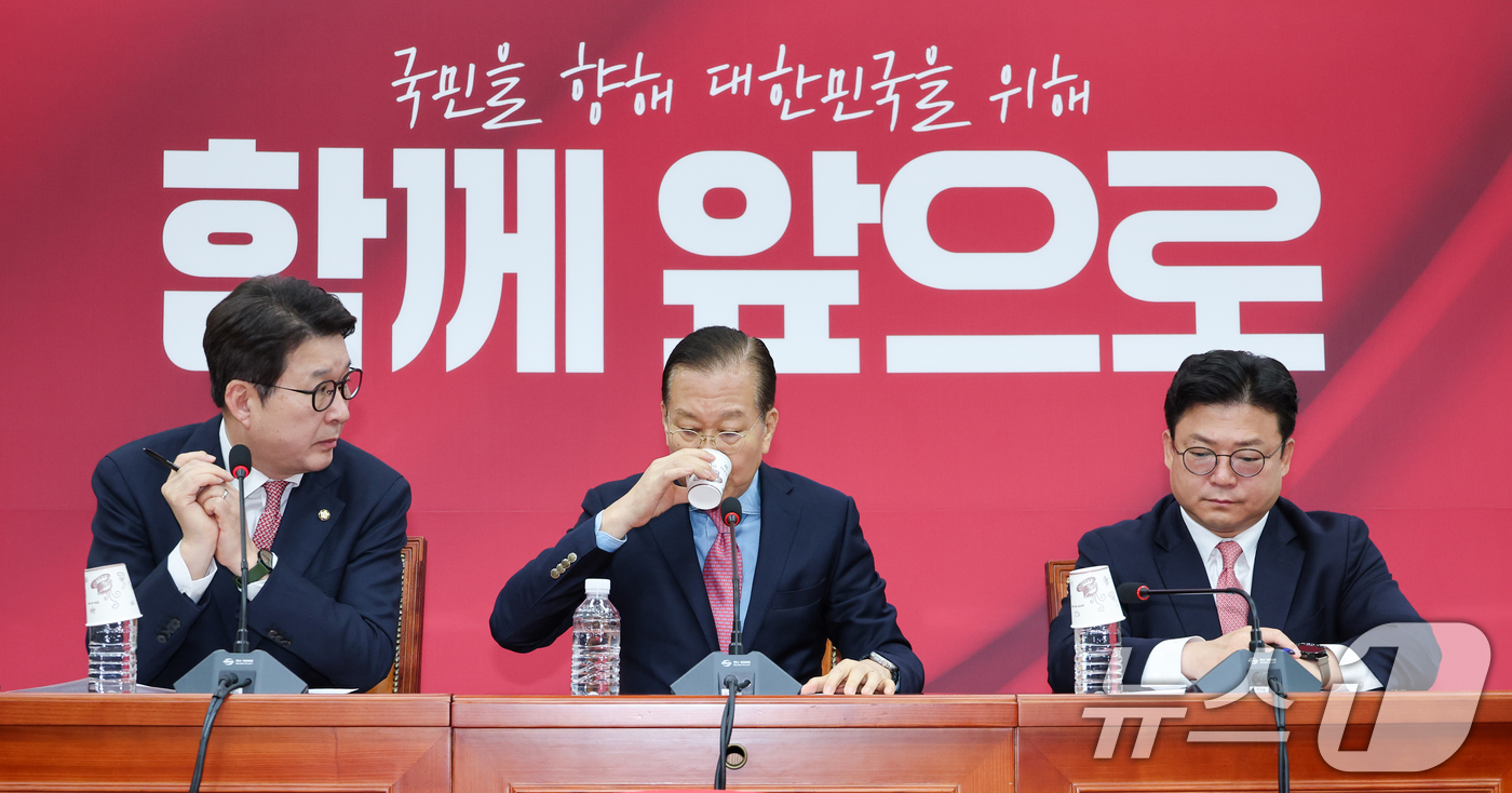 (서울=뉴스1) 안은나 기자 = 권영세 국민의힘 비상대책위원장이 10일 서울 여의도 국회에서 김문수 대통령 후보 자격 취소·한덕수 예비후보 입당 및 대선후보 등록 과정에 대해 기자 …