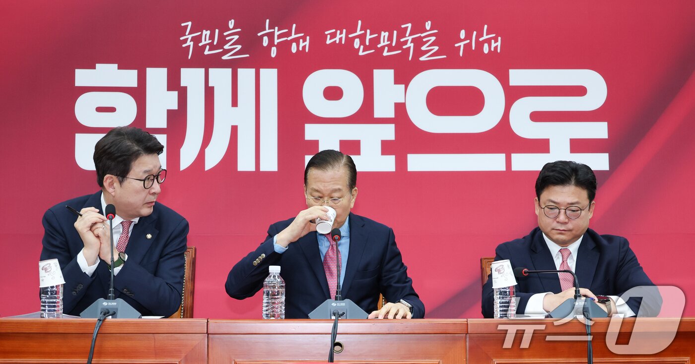 본문 이미지 - 권영세 국민의힘 비상대책위원장이 10일 서울 여의도 국회에서 김문수 대통령 후보 자격 취소·한덕수 예비후보 입당 및 대선후보 등록 과정에 대해 기자회견을 하던 중 물을 마시고 있다. 2025.5.10/뉴스1 ⓒ News1 안은나 기자