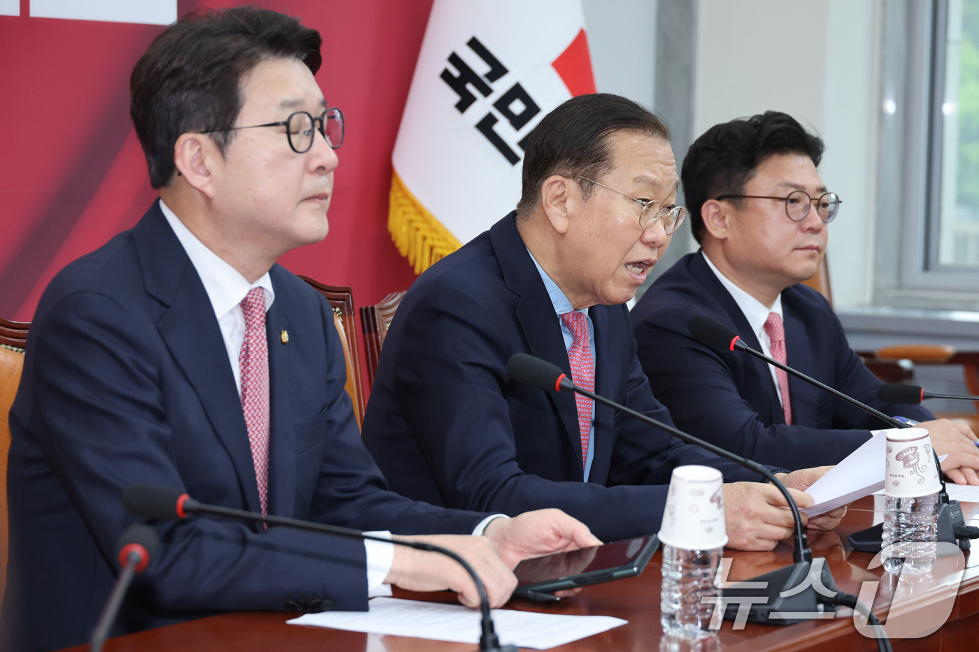 (서울=뉴스1) 안은나 기자 = 권영세 국민의힘 비상대책위원장이 10일 서울 여의도 국회에서 김문수 대통령 후보 자격 취소·한덕수 예비후보 입당 및 대선후보 등록 과정에 대해 기자 …