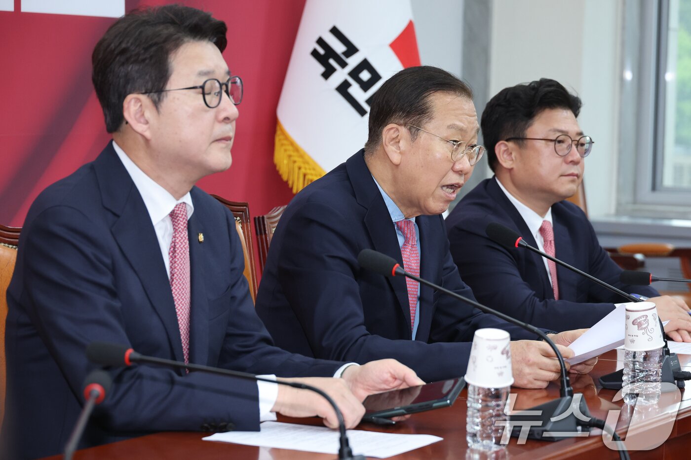 본문 이미지 - 권영세 국민의힘 비상대책위원장이 10일 서울 여의도 국회에서 김문수 대통령 후보 자격 취소·한덕수 예비후보 입당 및 대선후보 등록 과정에 대해 기자회견을 하고 있다. 2025.5.10/뉴스1 ⓒ News1 안은나 기자