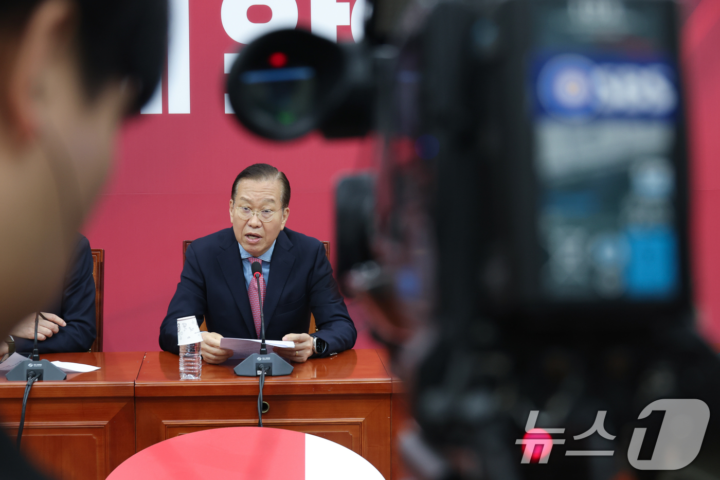 (서울=뉴스1) 안은나 기자 = 권영세 국민의힘 비상대책위원장이 10일 서울 여의도 국회에서 김문수 대통령 후보 자격 취소·한덕수 예비후보 입당 및 대선후보 등록 과정에 대해 기자 …