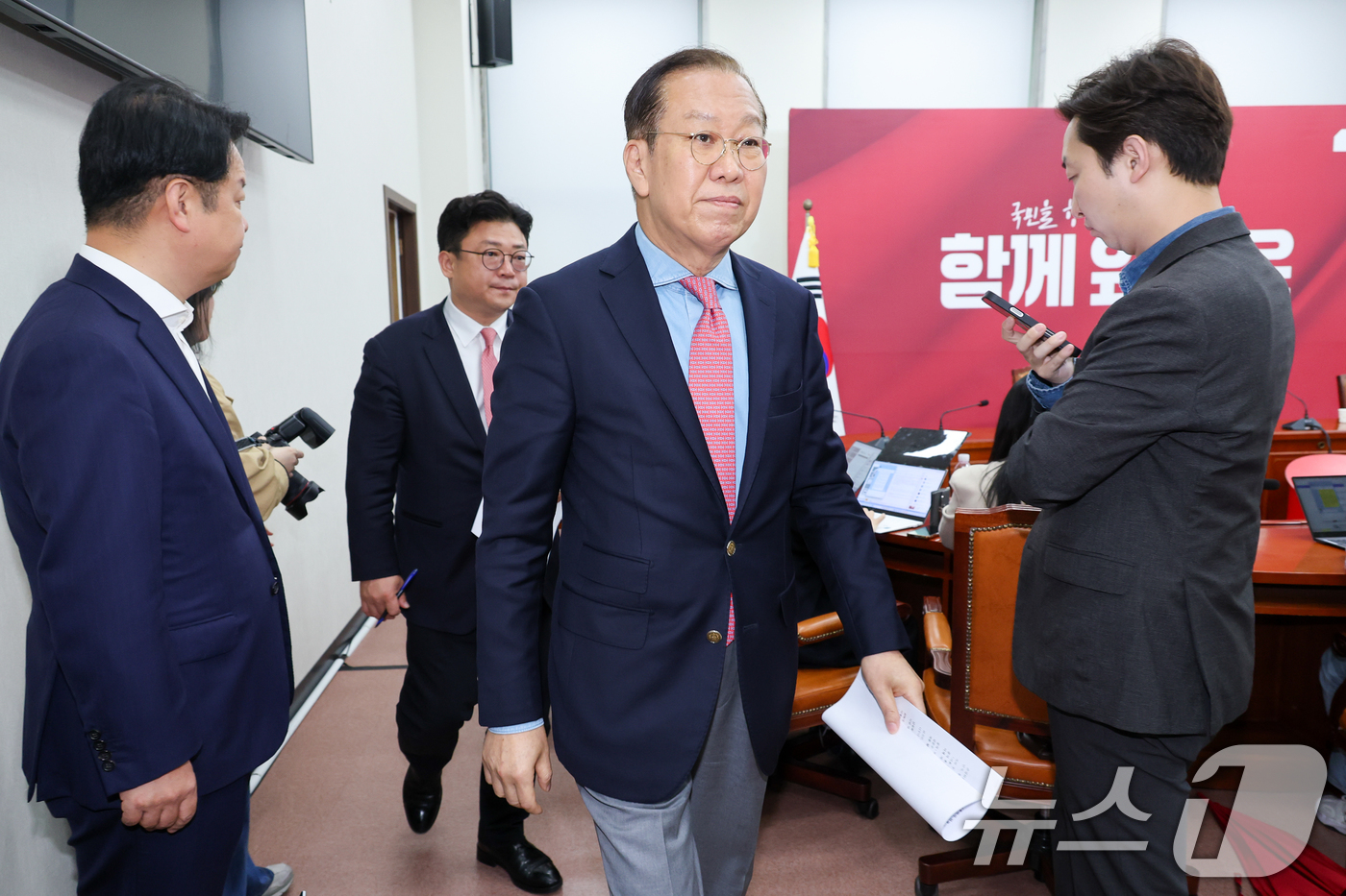 (서울=뉴스1) 안은나 기자 = 권영세 국민의힘 비상대책위원장이 10일 서울 여의도 국회에서 김문수 대통령 후보 자격 취소·한덕수 예비후보 입당 및 대선후보 등록 과정에 대해 기자 …