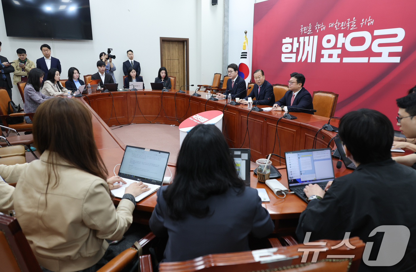 (서울=뉴스1) 안은나 기자 = 권영세 국민의힘 비상대책위원장이 10일 서울 여의도 국회에서 김문수 대통령 후보 자격 취소·한덕수 예비후보 입당 및 대선후보 등록 과정에 대해 기자 …