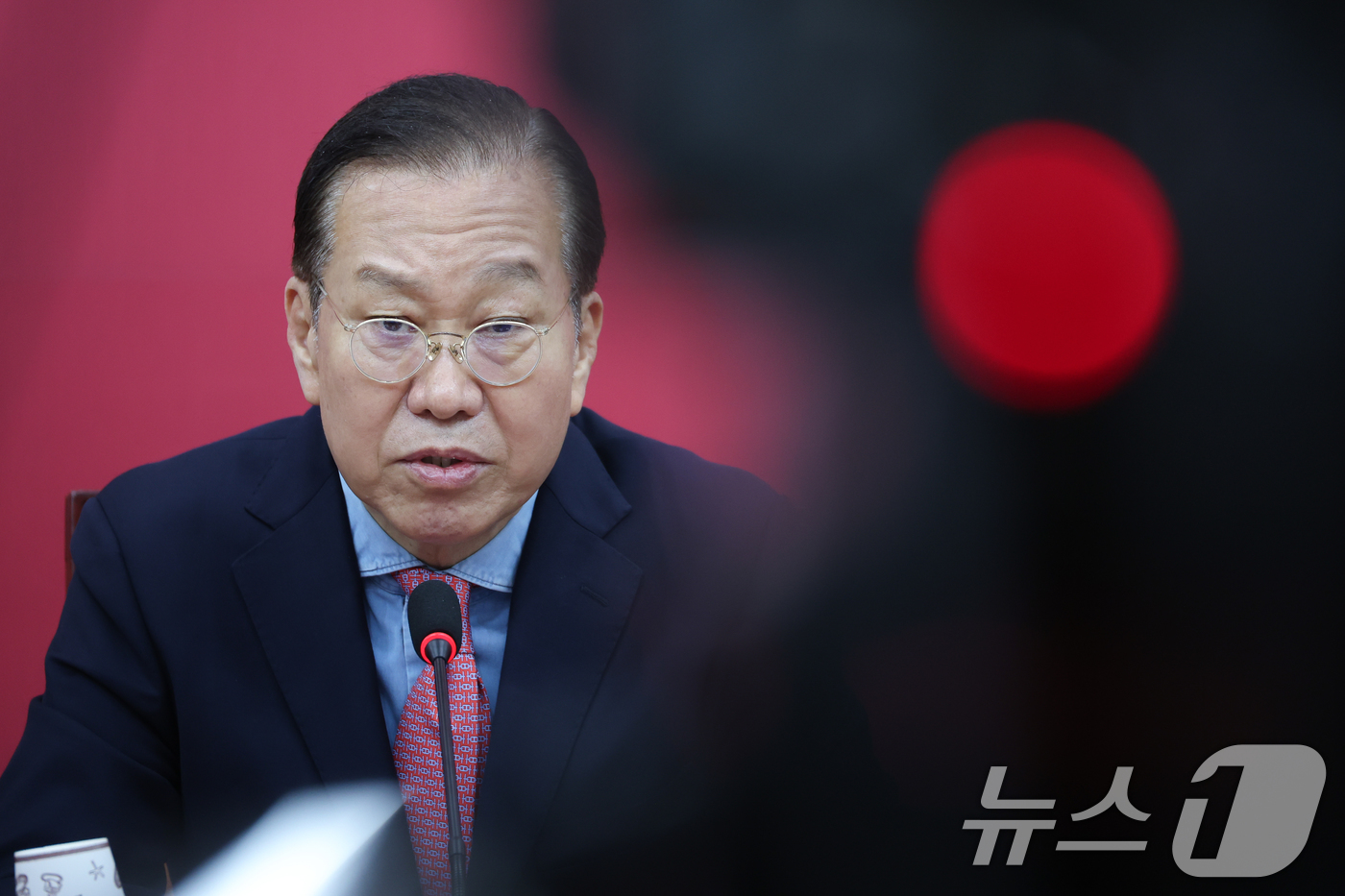 (서울=뉴스1) 안은나 기자 = 권영세 국민의힘 비상대책위원장이 10일 서울 여의도 국회에서 김문수 대통령 후보 자격 취소·한덕수 예비후보 입당 및 대선후보 등록 과정에 대해 기자 …