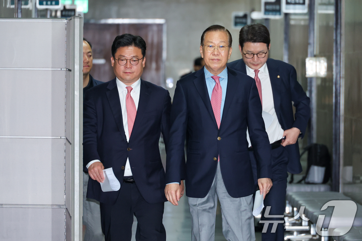 (서울=뉴스1) 안은나 기자 = 권영세 국민의힘 비상대책위원장(오른쪽)과 강명구 비서실장이 10일 서울 여의도 국회에서 김문수 대통령 후보 자격 취소·한덕수 예비후보 입당 및 대선 …