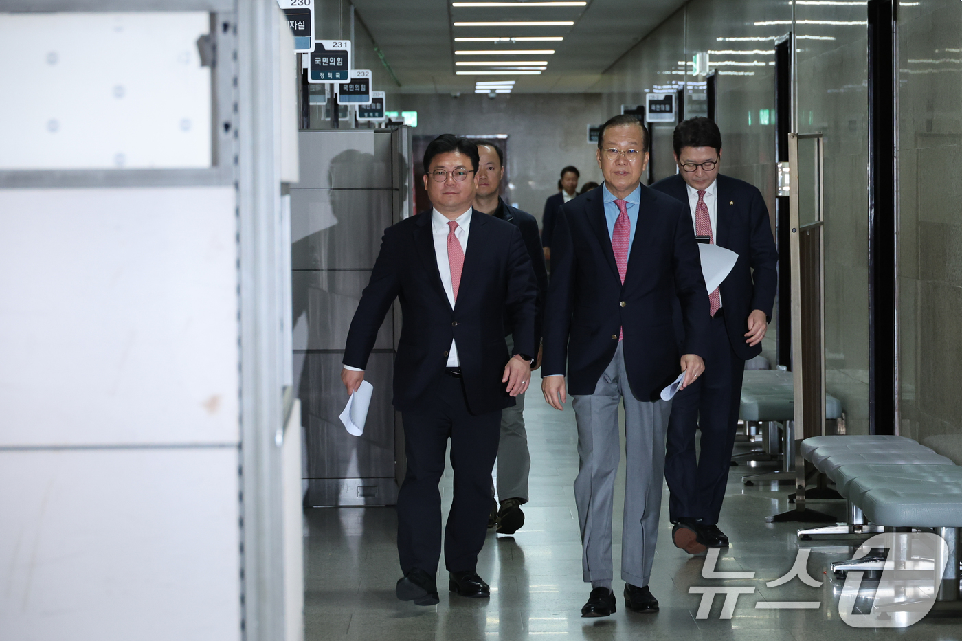 (서울=뉴스1) 안은나 기자 = 권영세 국민의힘 비상대책위원장(오른쪽)과 강명구 비서실장이 10일 서울 여의도 국회에서 김문수 대통령 후보 자격 취소·한덕수 예비후보 입당 및 대선 …