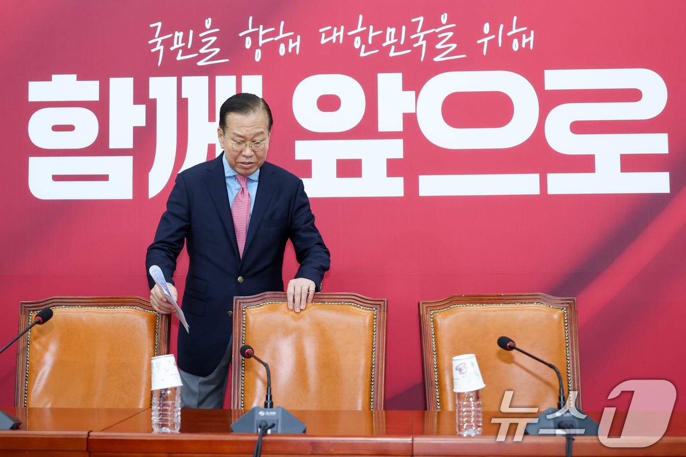 (서울=뉴스1) 안은나 기자 = 권영세 국민의힘 비상대책위원장이 10일 서울 여의도 국회에서 김문수 대통령 후보 자격 취소·한덕수 예비후보 입당 및 대선후보 등록 과정에 대해 기자 …