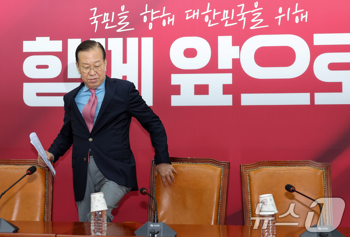 (서울=뉴스1) 안은나 기자 = 권영세 국민의힘 비상대책위원장이 10일 서울 여의도 국회에서 김문수 대통령 후보 자격 취소·한덕수 예비후보 입당 및 대선후보 등록 과정에 대해 기자 …