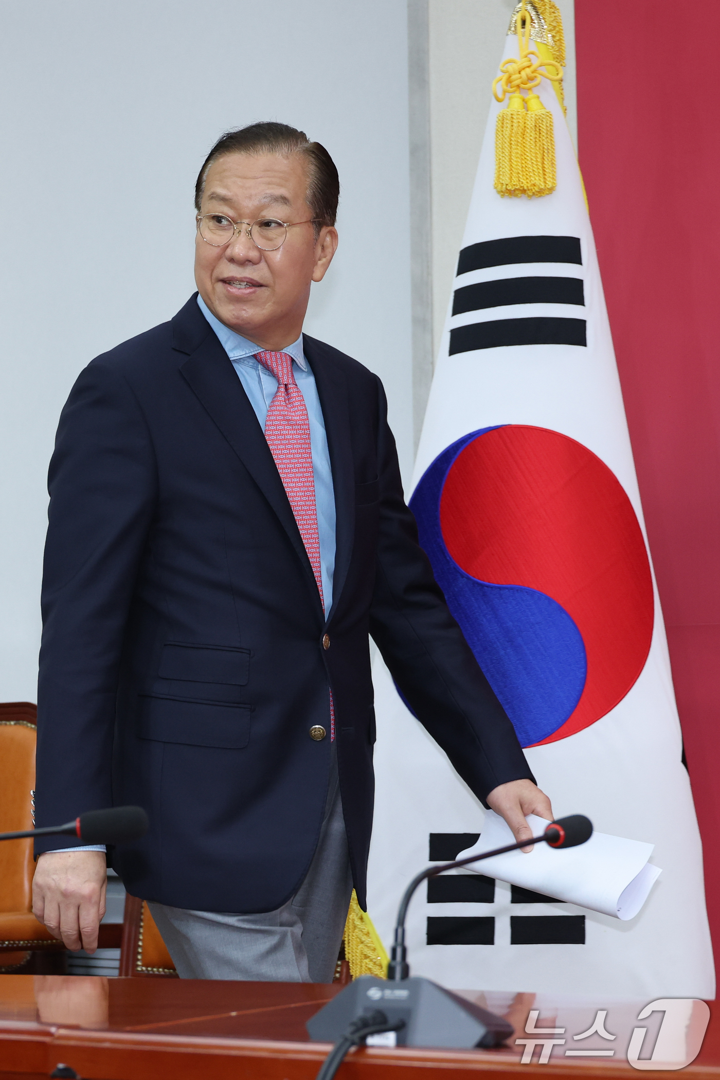 (서울=뉴스1) 안은나 기자 = 권영세 국민의힘 비상대책위원장이 10일 서울 여의도 국회에서 김문수 대통령 후보 자격 취소·한덕수 예비후보 입당 및 대선후보 등록 과정에 대해 기자 …