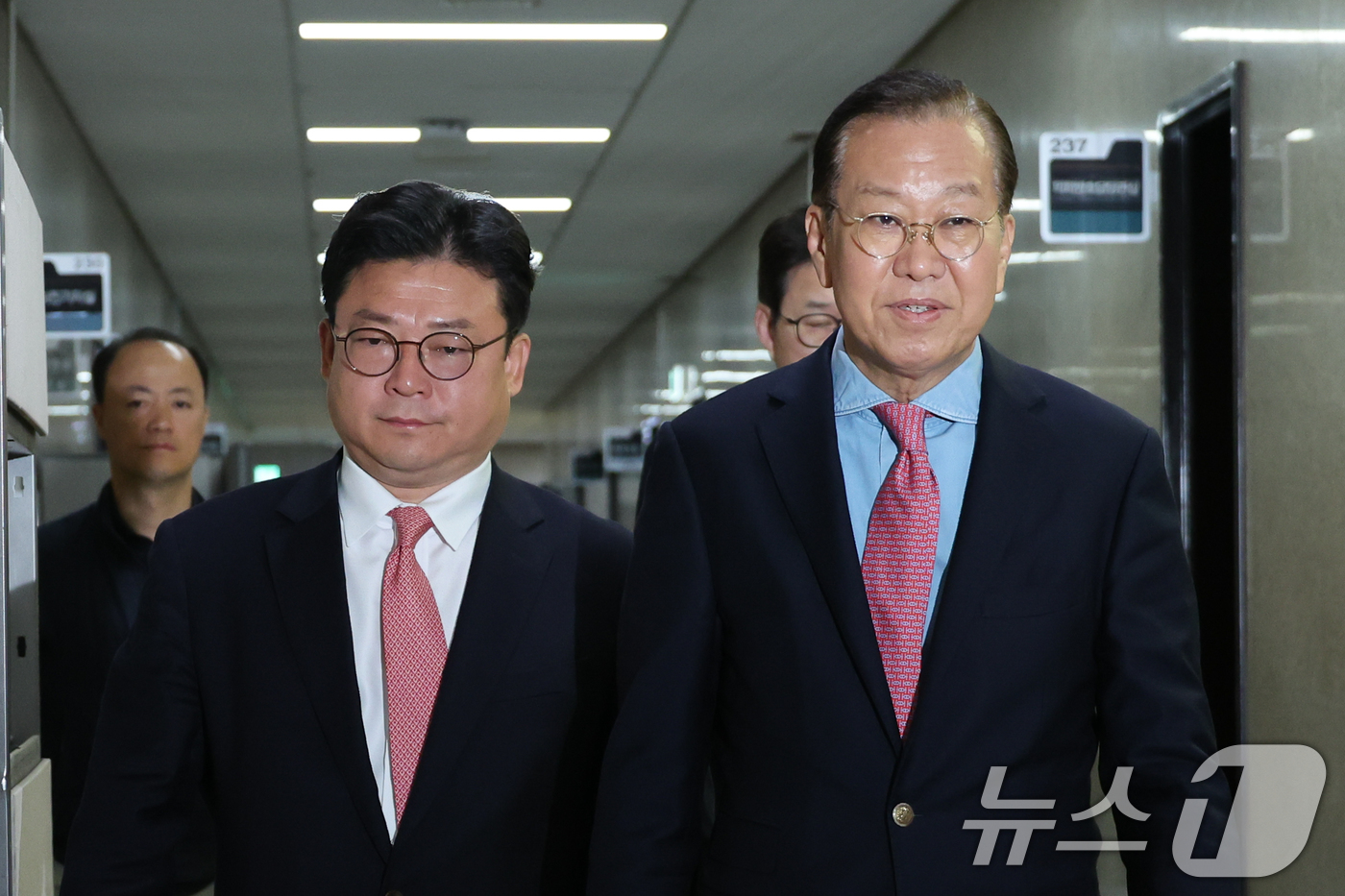 (서울=뉴스1) 안은나 기자 = 권영세 국민의힘 비상대책위원장(오른쪽)과 강명구 비서실장이 10일 서울 여의도 국회에서 김문수 대통령 후보 자격 취소·한덕수 예비후보 입당 및 대선 …