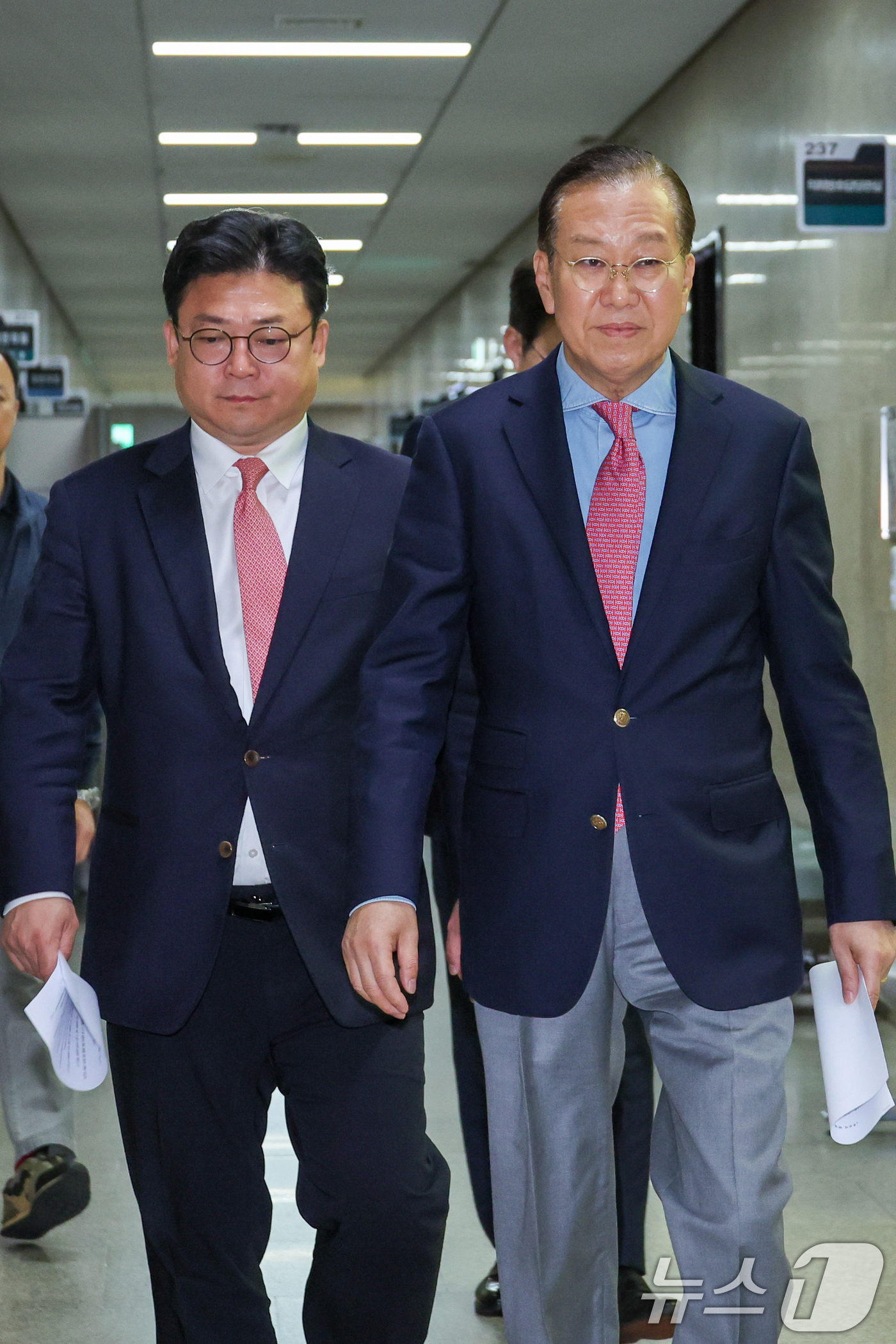 (서울=뉴스1) 안은나 기자 = 권영세 국민의힘 비상대책위원장(오른쪽)과 강명구 비서실장이 10일 서울 여의도 국회에서 김문수 대통령 후보 자격 취소·한덕수 예비후보 입당 및 대선 …