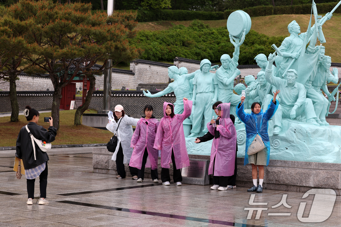 (광주=뉴스1) 이승현 기자 = 제45주년 5·18민주화운동 기념일을 여드레 앞둔 10일 광주 북구 운정동 국립 5·18민주묘지 대동세상군상 앞에서 대학생들이 기념사진을 찍고 있다 …